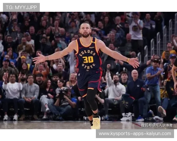 库里底角接汤普森传中三分入网，金州勇士反击战术奏效